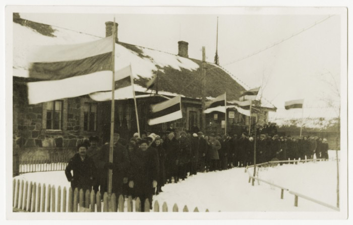 Hiiumaa Muuseumis on kahe ilmasõja vahel vabariigi aastapäeva tähistamisest väga vähe fotomaterjale säilinud, kõigest mõni kasin pilt. Põhjuseks vast see, et aa