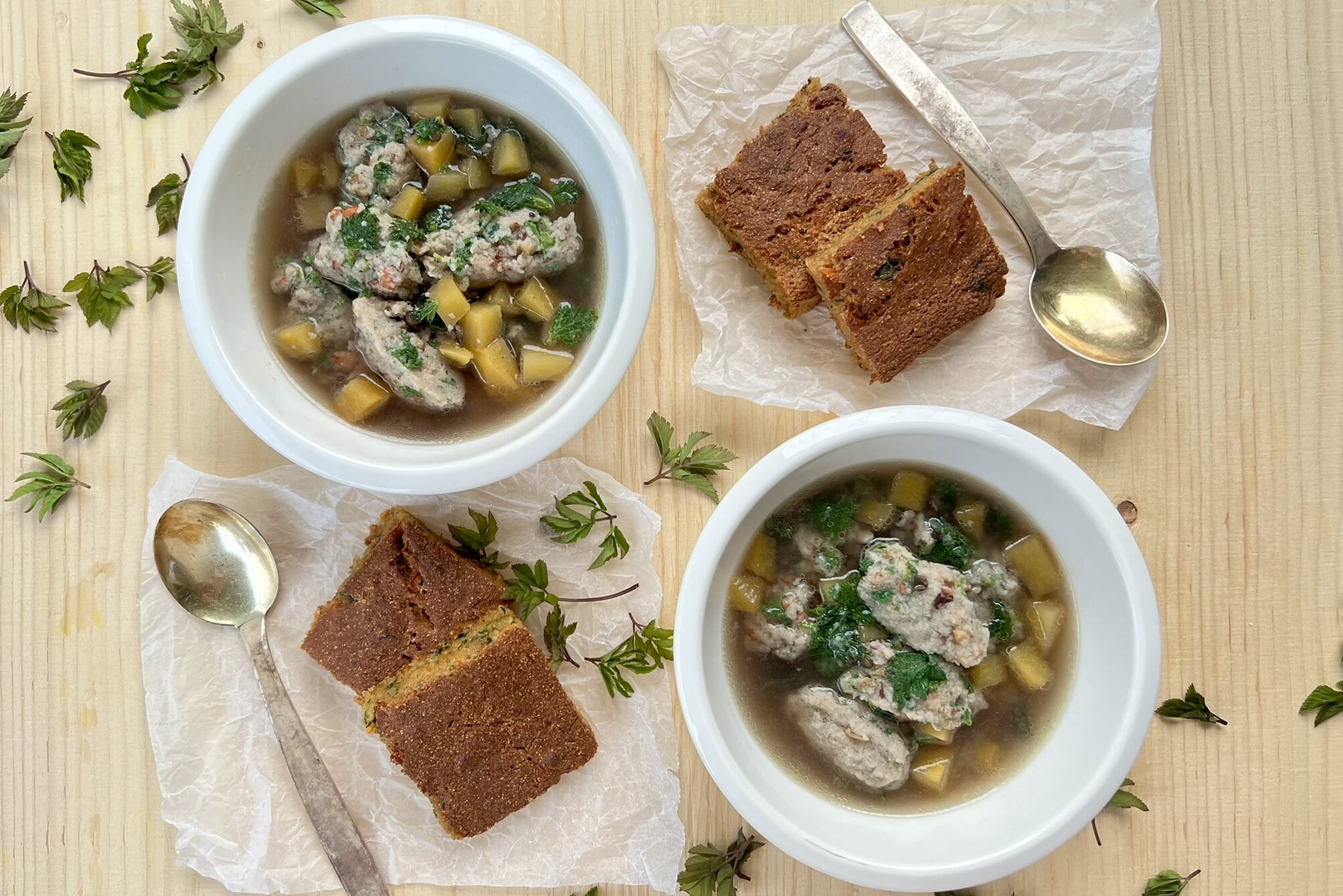 Samal ajal kui üha suuremad haneparved saarele saabuvad ja talveunest ärganud suvehiidlased esimesi praamipileteid valivad, tärkavad aianurgas ja võsaveerel naa