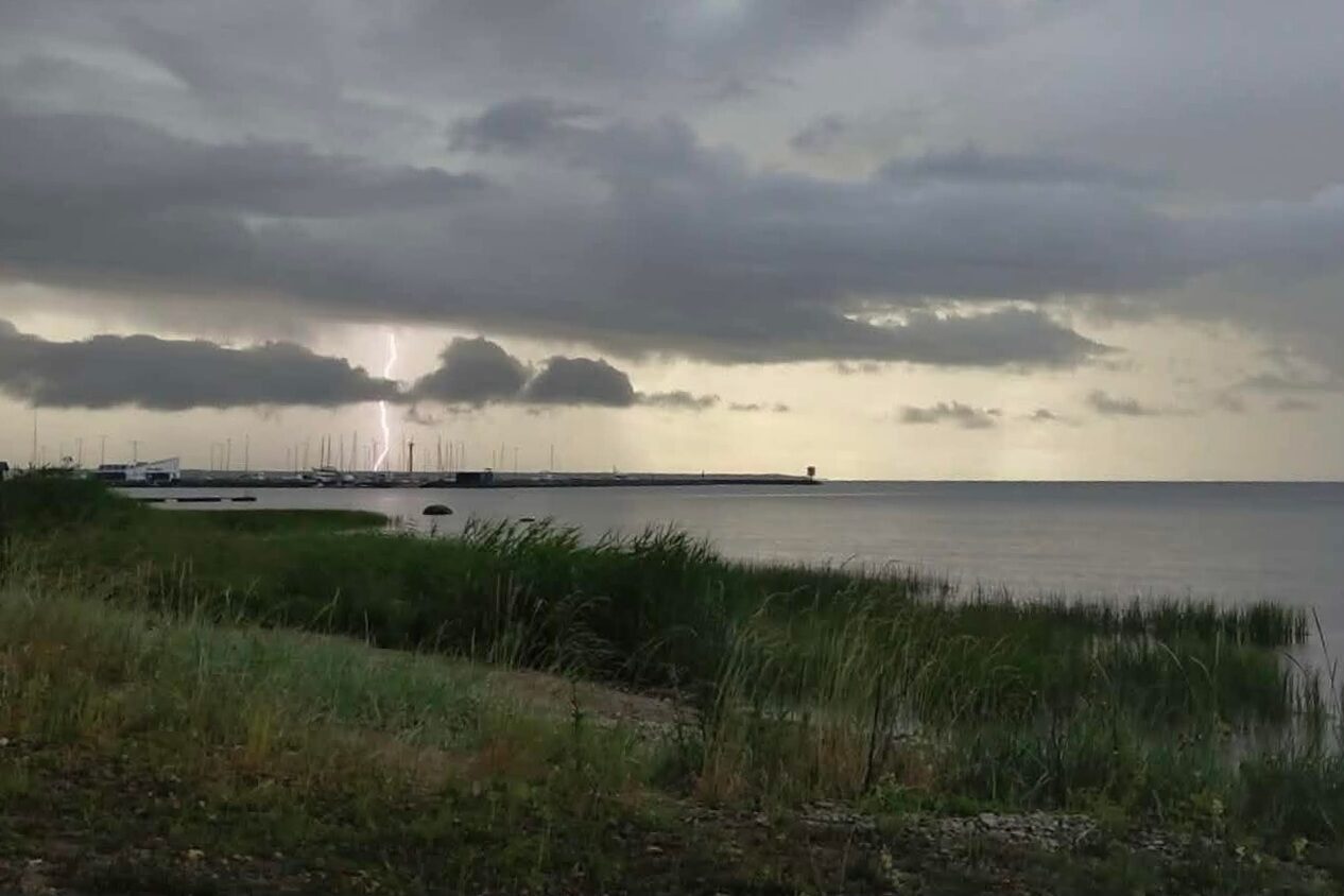 Möödunud reede õhtul jättis Saaremaal Leisi alajaama tabanud äike pea kogu Hiiumaa ligi tunniks ajaks elektrita. Elektrilevi selgitusel tekkis katkestus mitme e