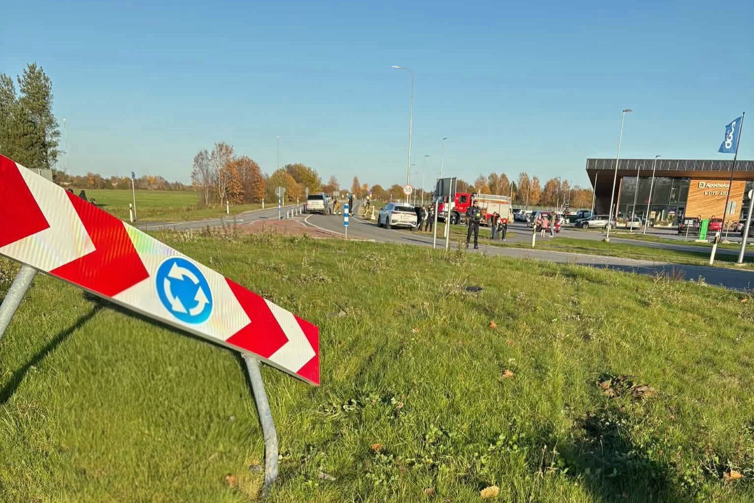 Kolmapäeval, 21. oktoobril kell 16 sai häirekeskus teate liiklusõnnetusest Käina ringteel Mäekülas, kus sõiduauto Mercedes-Benz juht kaotas sõiduki üle kontroll